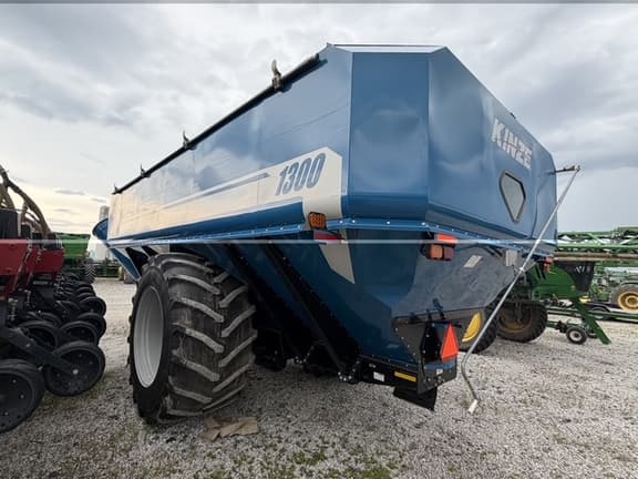 Image of Kinze 1300 equipment image 4