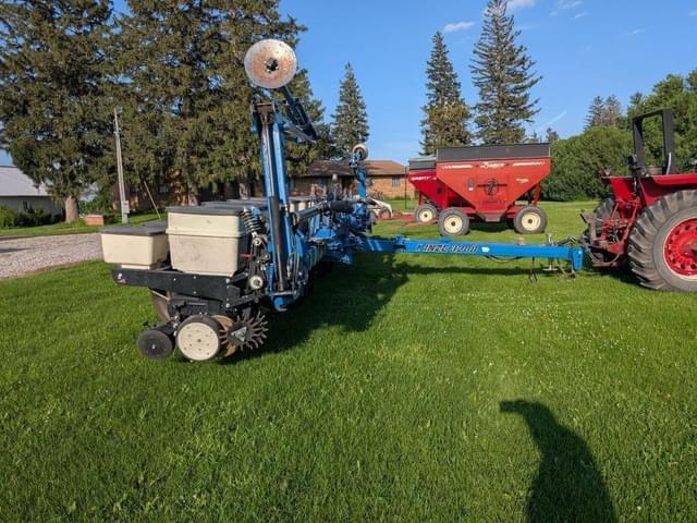 Image of Kinze 3200 equipment image 1