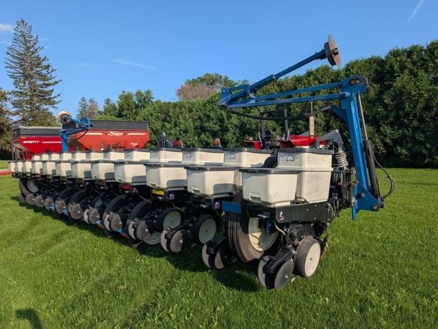 Image of Kinze 3200 equipment image 2