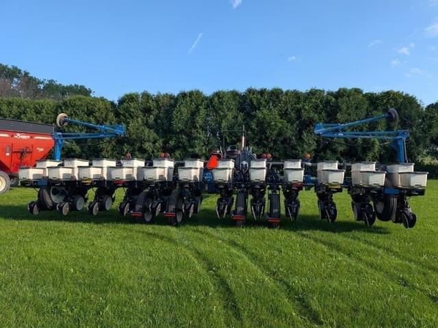 Image of Kinze 3200 equipment image 3