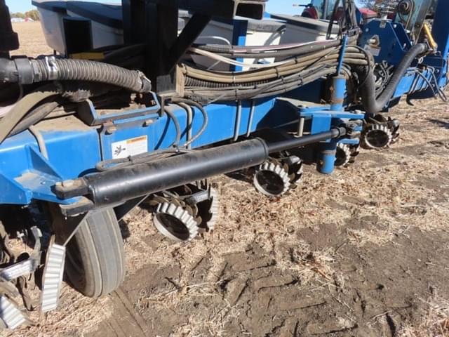 Image of Kinze 3200 equipment image 2