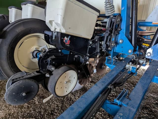 Image of Kinze 3200 equipment image 3