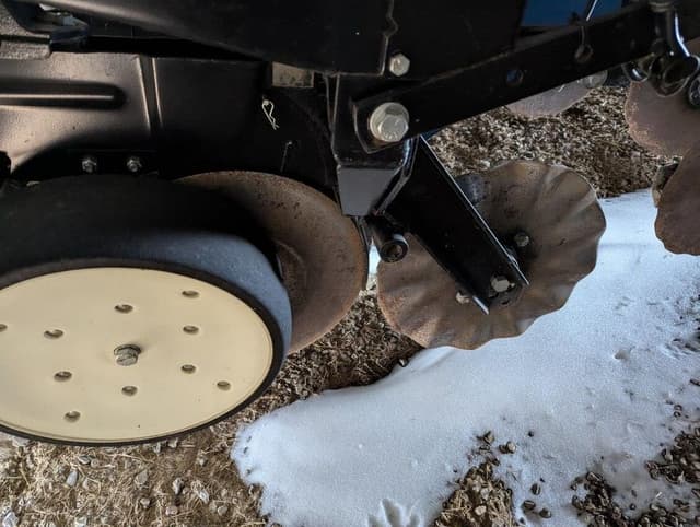 Image of Kinze 3200 equipment image 4