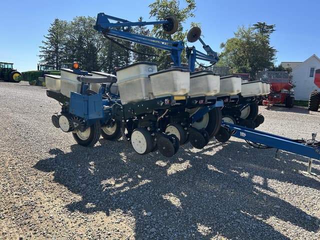 Image of Kinze 3200 equipment image 3