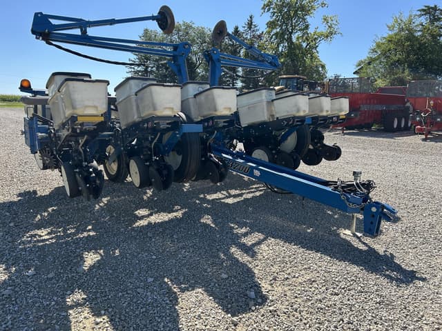 Image of Kinze 3200 equipment image 2