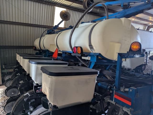 Image of Kinze 3200 equipment image 4