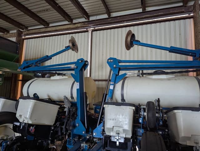 Image of Kinze 3200 equipment image 1