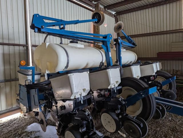 Image of Kinze 3200 equipment image 2