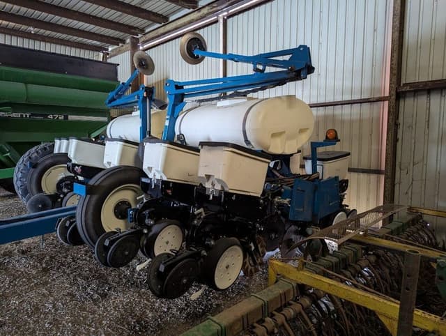 Image of Kinze 3200 equipment image 3