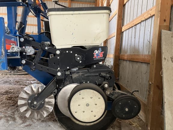 Image of Kinze 3200 equipment image 4