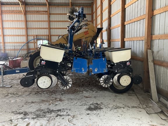 Image of Kinze 3200 equipment image 3