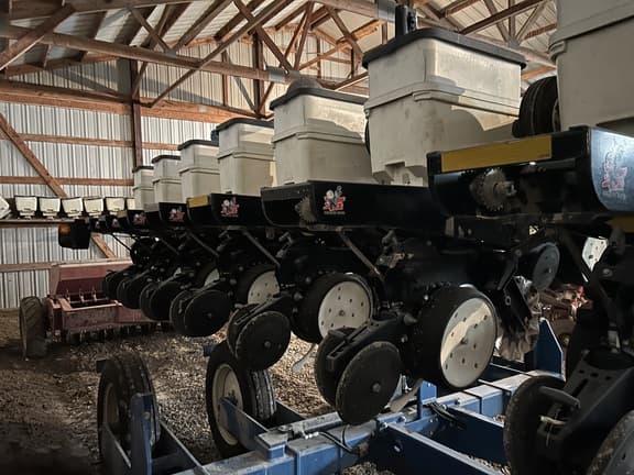 Image of Kinze 3500 equipment image 2