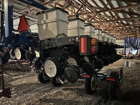 Image of Kinze 3500 equipment image 4