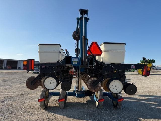 Image of Kinze 3500 equipment image 3