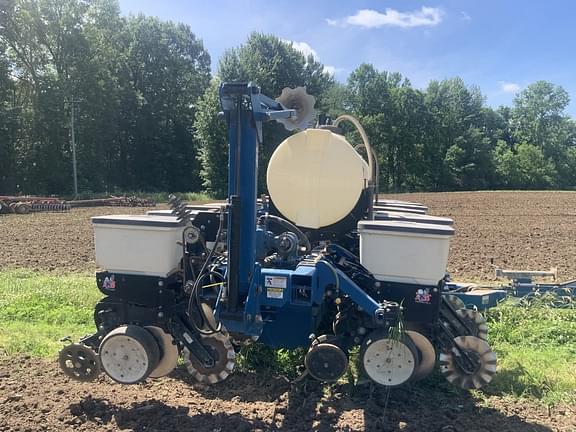 Image of Kinze 3500 equipment image 3