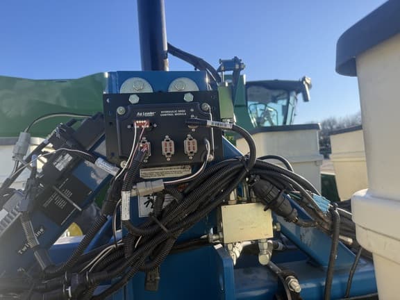 Image of Kinze 3500 equipment image 4