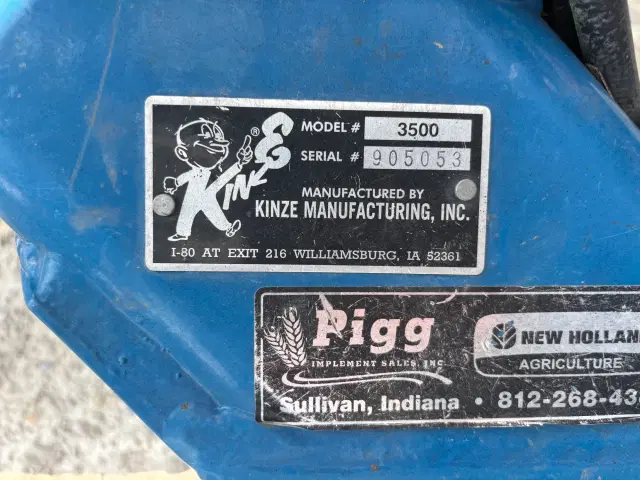 Image of Kinze 3500 equipment image 2