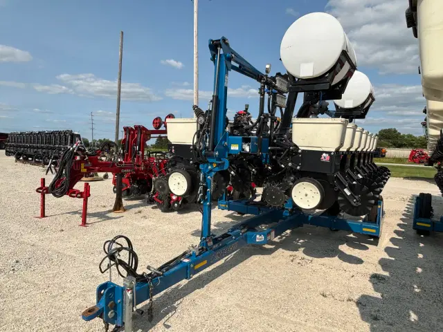 Image of Kinze 3500 equipment image 1