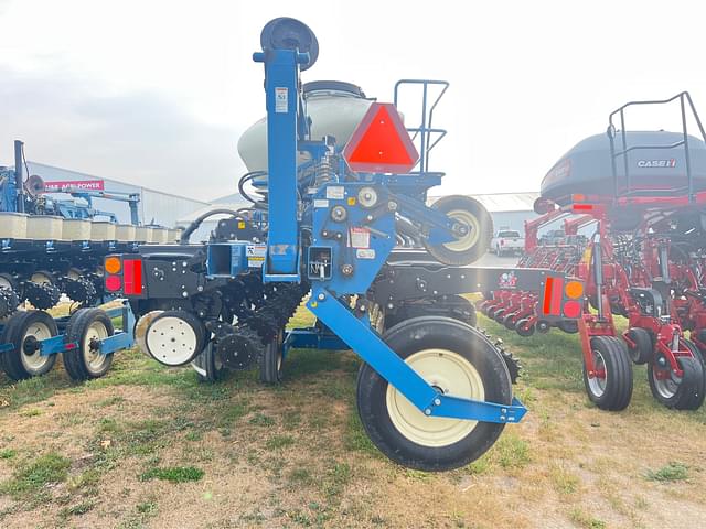 Image of Kinze 3600 equipment image 3