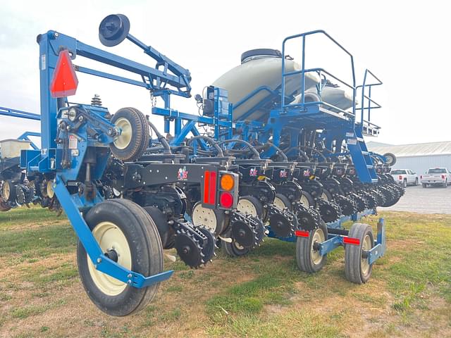 Image of Kinze 3600 equipment image 2