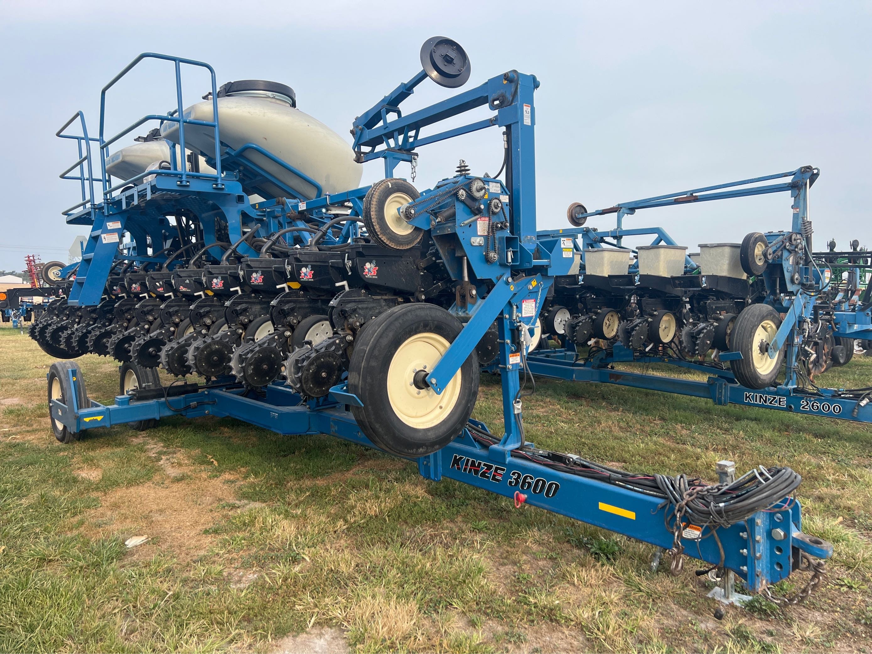 2012 Kinze 3600 Equipment Image0
