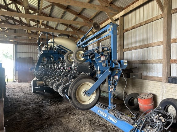2012 Kinze 3600 Equipment Image0