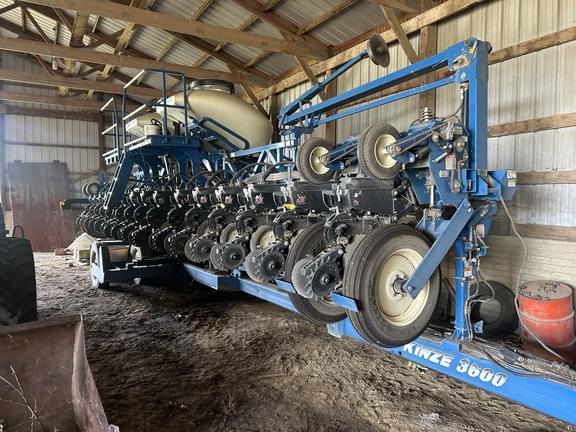 Image of Kinze 3600 equipment image 2