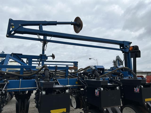 Image of Kinze 3600 equipment image 3