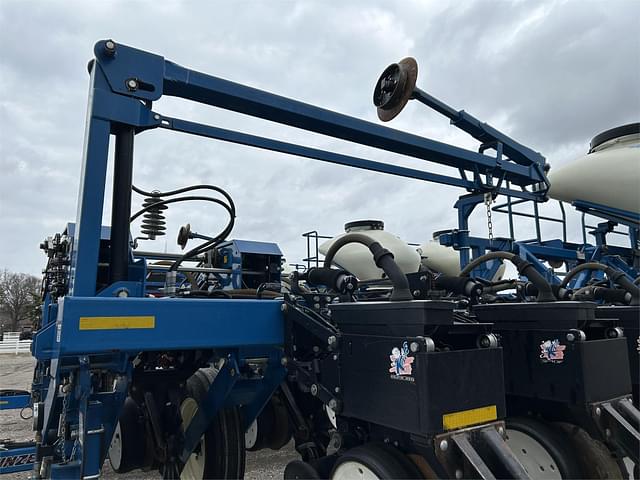 Image of Kinze 3600 equipment image 2