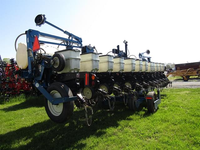 Image of Kinze 3600 equipment image 3