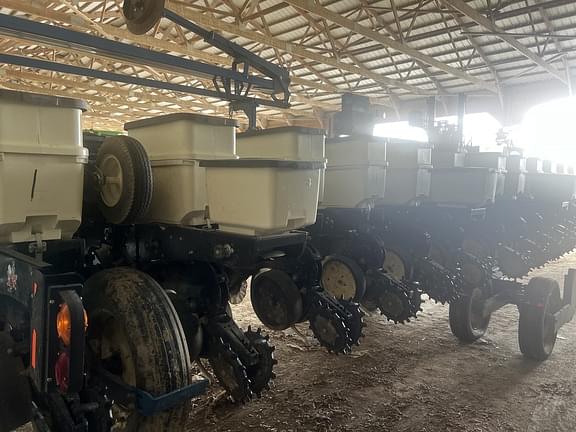 Image of Kinze 3600 equipment image 3