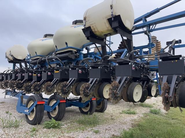 Image of Kinze 3600 equipment image 3