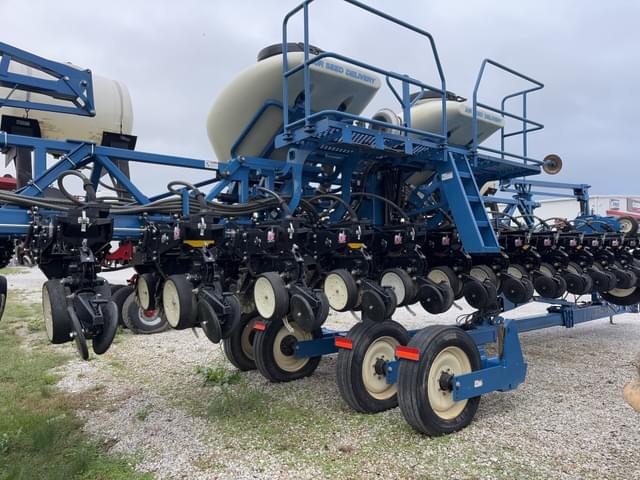 Image of Kinze 3600 equipment image 2
