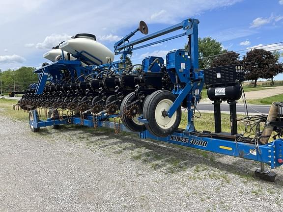 Image of Kinze 3600 equipment image 2