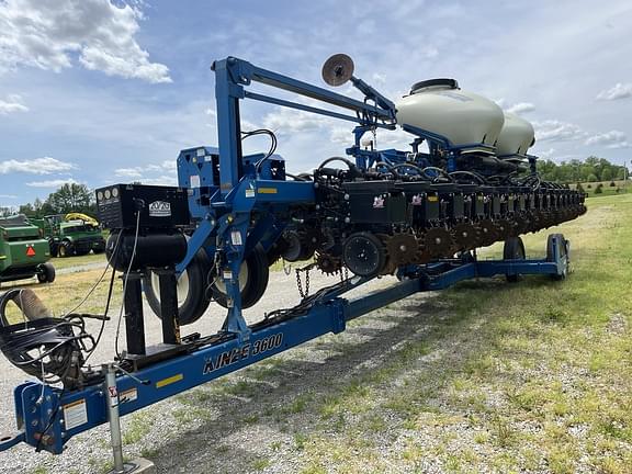 Image of Kinze 3600 equipment image 3