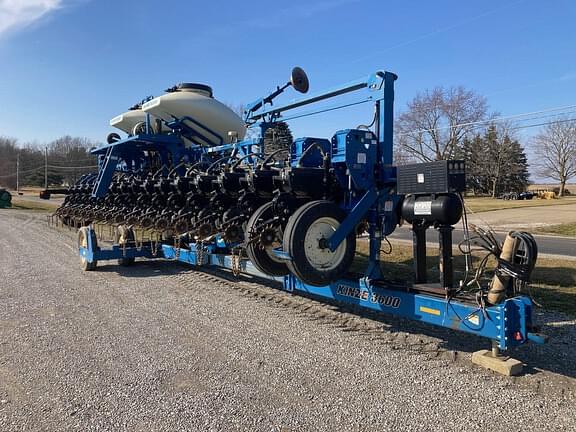 Image of Kinze 3600 equipment image 3