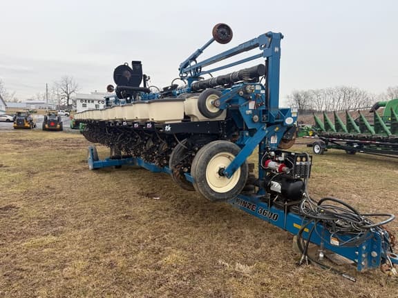Image of Kinze 3600 equipment image 2