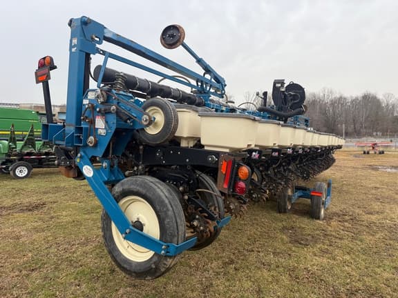 Image of Kinze 3600 equipment image 3
