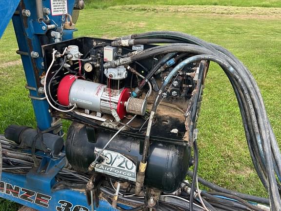 Image of Kinze 3600 equipment image 4