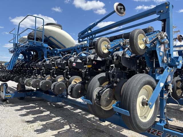 Image of Kinze 3600 equipment image 1