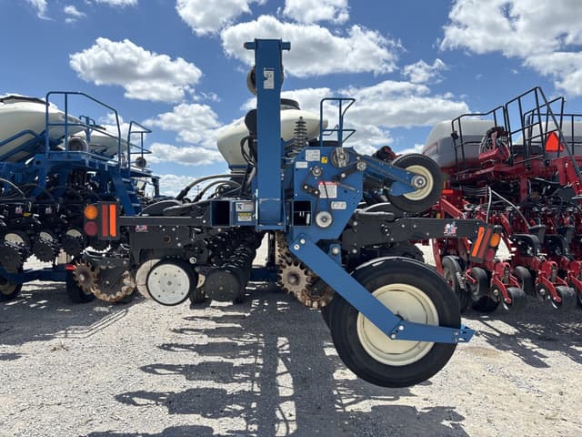 Image of Kinze 3600 equipment image 3