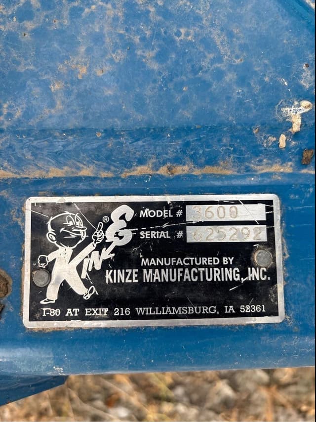 Image of Kinze 3600 equipment image 2