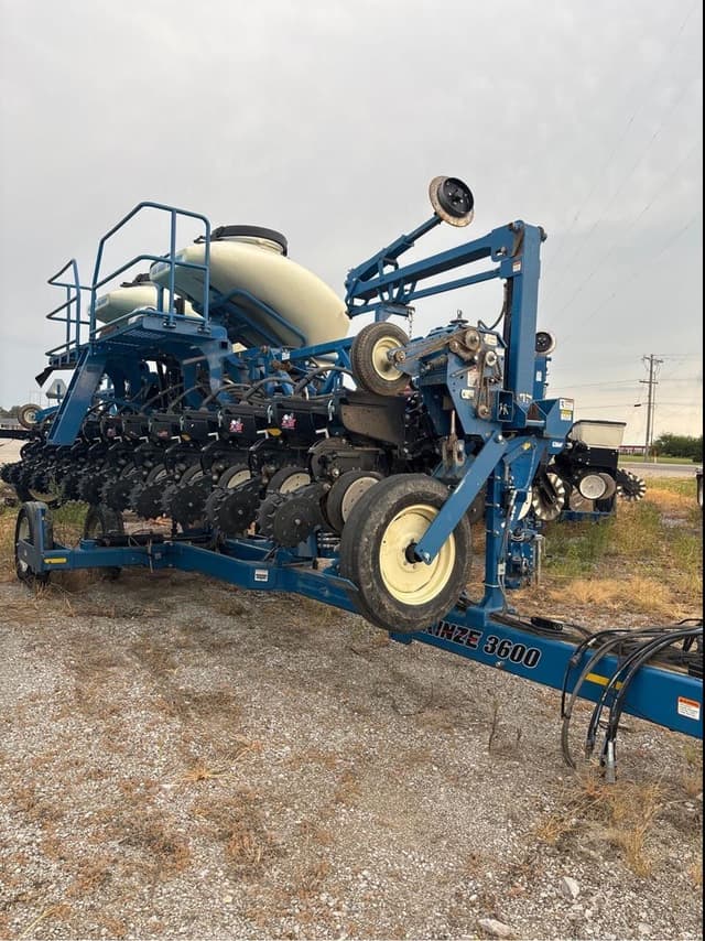 Image of Kinze 3600 equipment image 3