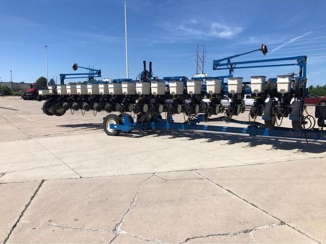 Image of Kinze 3600 equipment image 1