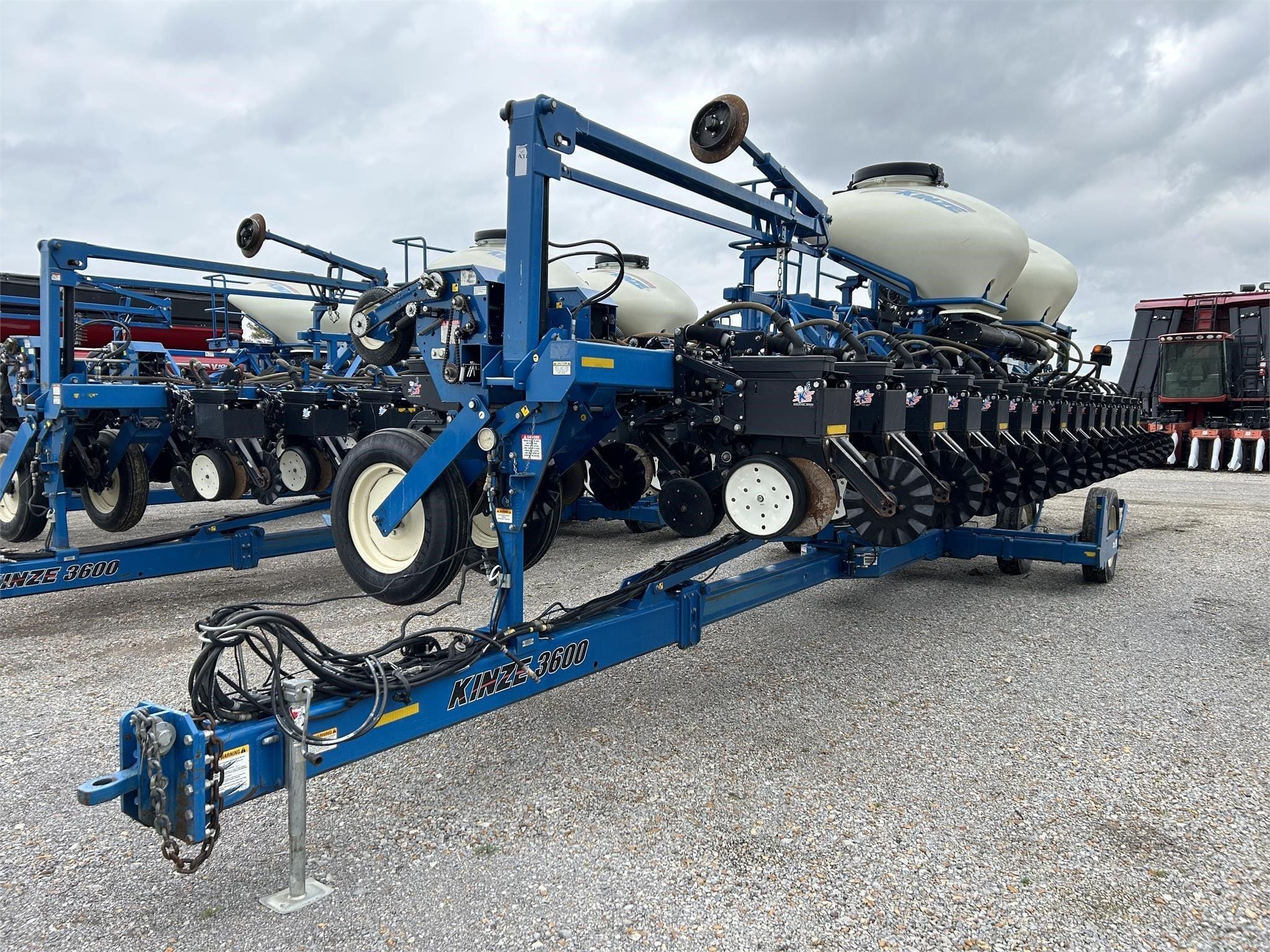 2012 Kinze 3600 Equipment Image0