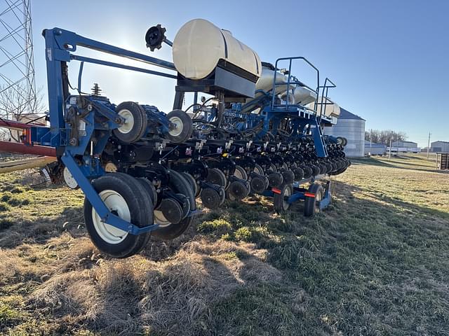 Image of Kinze 3600 equipment image 3