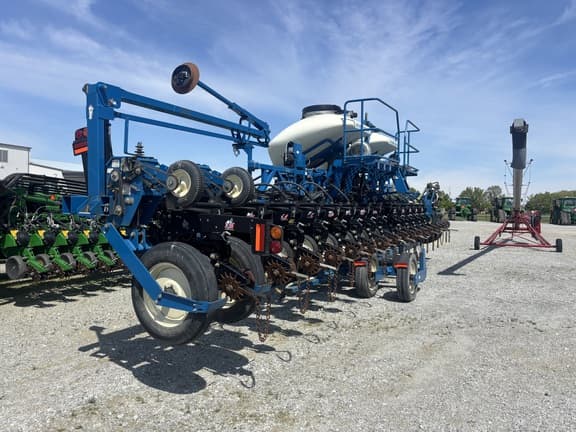 Image of Kinze 3600 equipment image 2