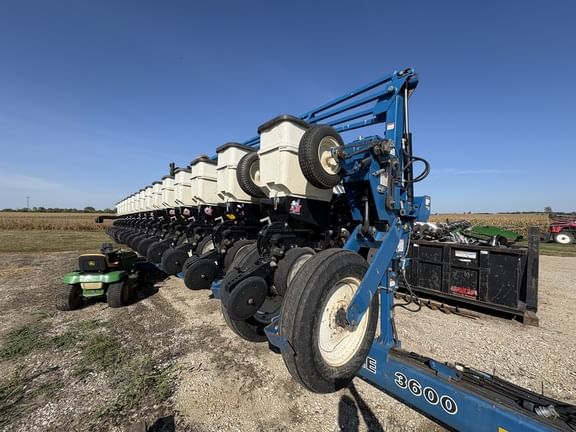 2012 Kinze 3600 Equipment Image0