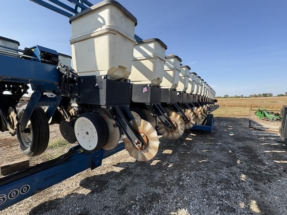 Image of Kinze 3600 equipment image 1
