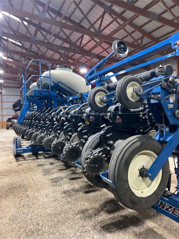 Image of Kinze 3600 equipment image 2